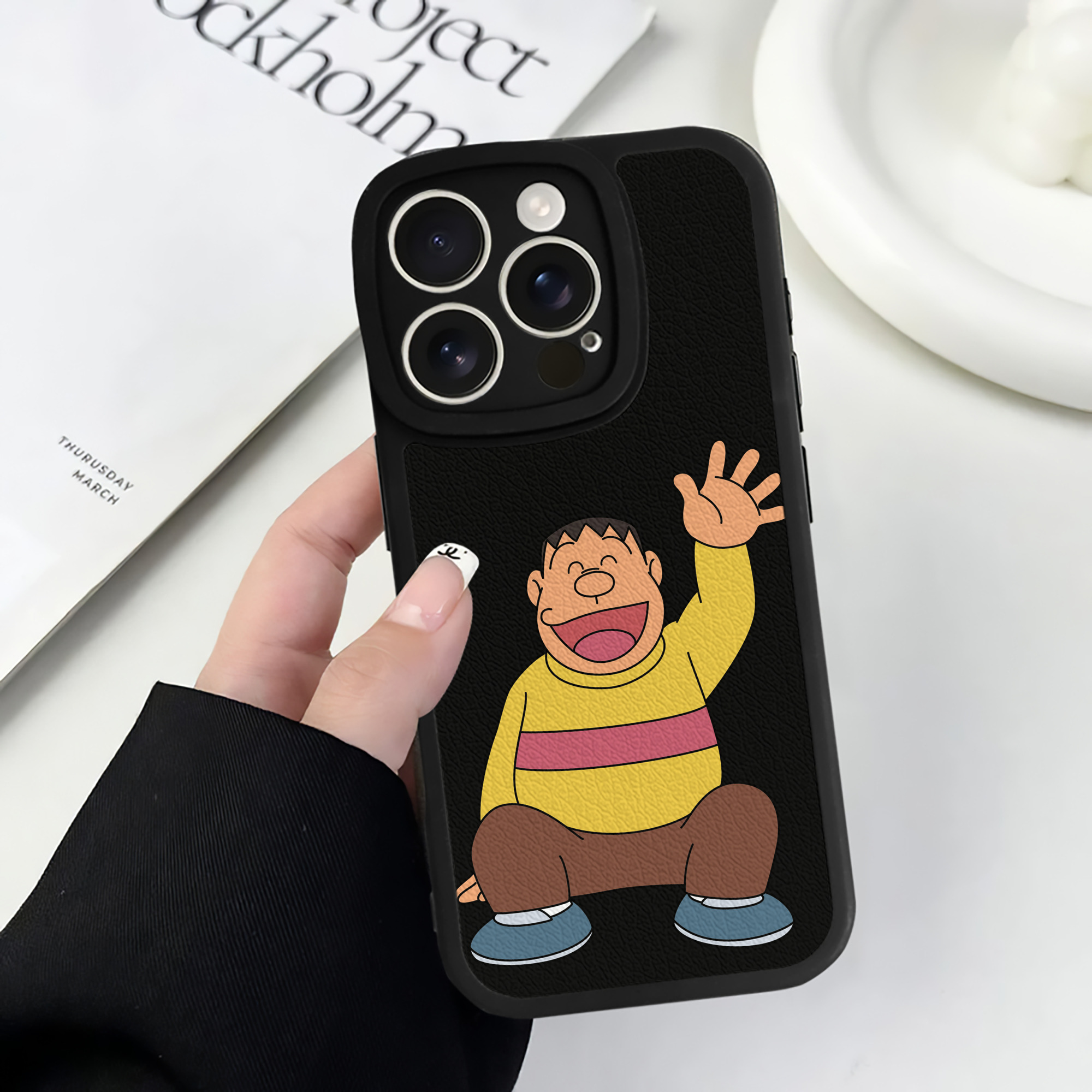 （画像用） ドラえもん 剛田武 Doraemon Gouta Takeshi 【iPhone 16シリーズ対応】シリコンスマホケース（レザー調） 材質：シリコン